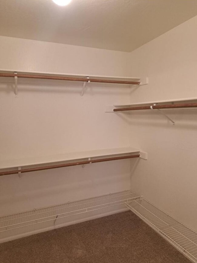 Building Photo - 1443 E Vaughn Ave