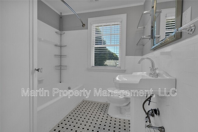 Building Photo - 184 William St