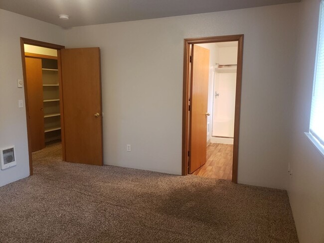 Building Photo - Wonderful townhouse in East Portland! rentalsc21.com