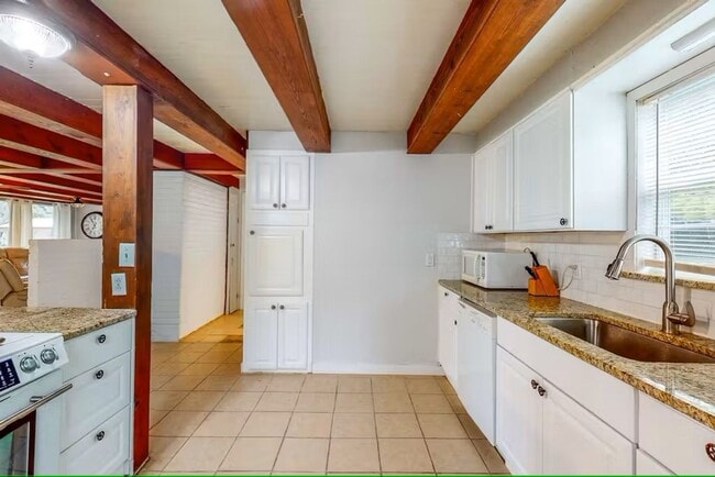 Building Photo - 186 Adelia Dr