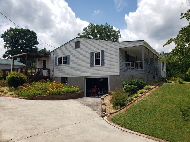 Building Photo - 3 Bedroom / 1 Bath Home - Kingsport TN