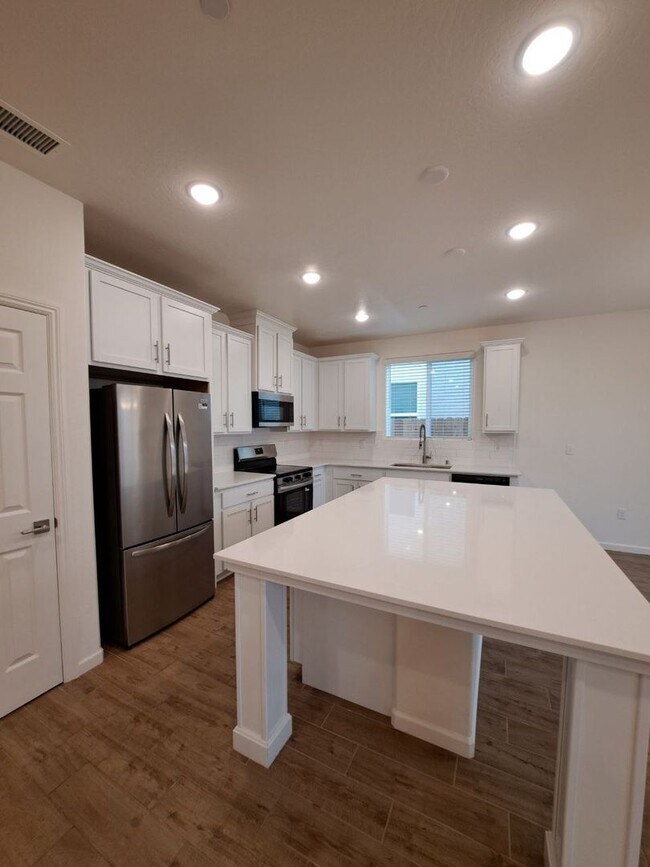 Building Photo - 3 Bedroom Home Near Armstrong & Olive!