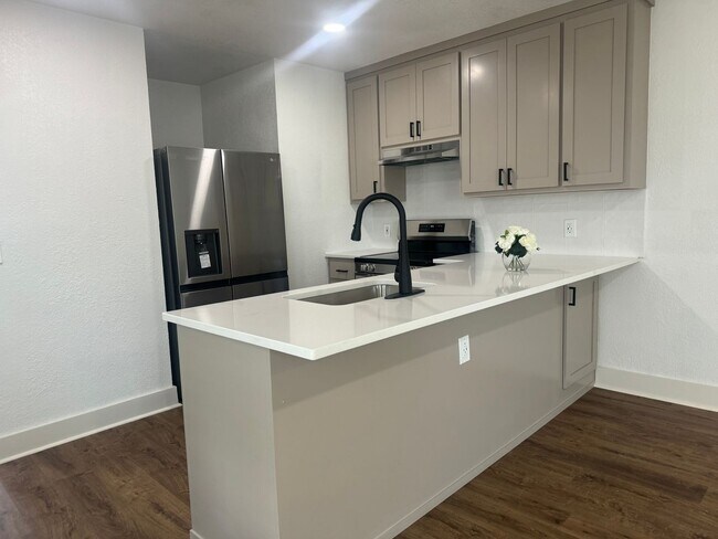 Building Photo - Gorgeous fully updated 1 Bedroom Duplex