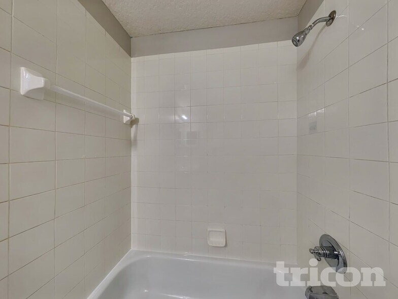 Building Photo - 2450 Creekfront Dr