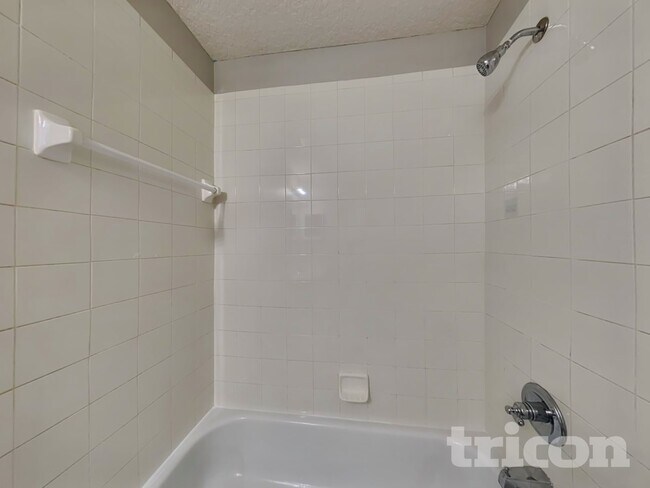 Building Photo - 2450 Creekfront Dr