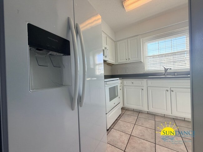 Building Photo - Charming Two-Story Townhome Near the Beach!