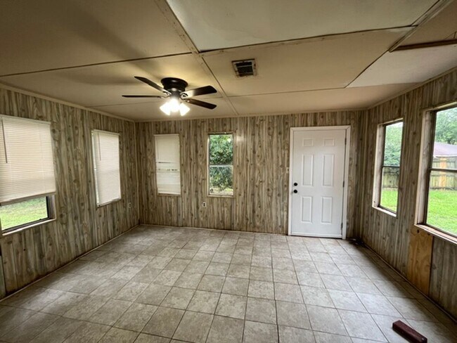 Building Photo - Renovated 3 Bedroom 1.5 Bath Home with 1 Car Garage for Rent!!