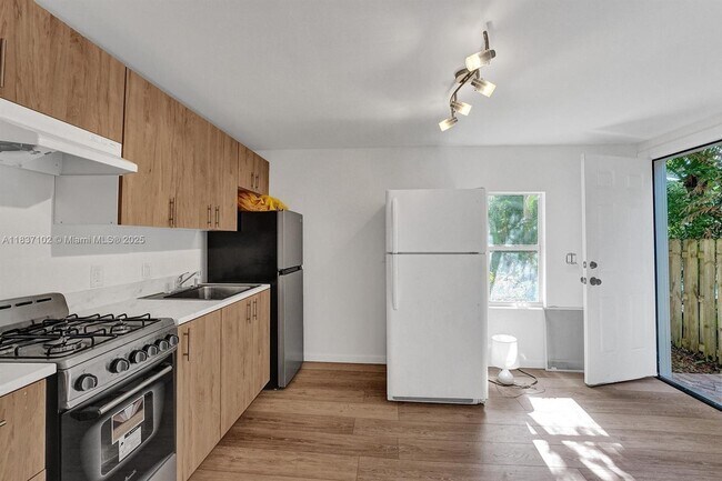 Building Photo - 310 N Ocean Breeze