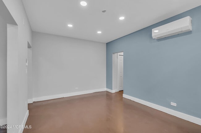 Building Photo - 922 4th Ave