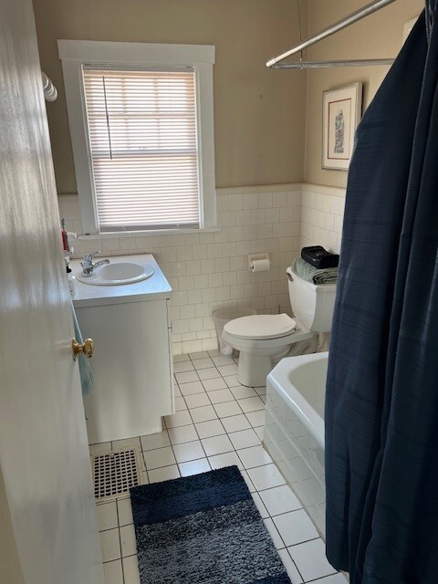 Second Floor Bathroom - 9 Hollenden Pl