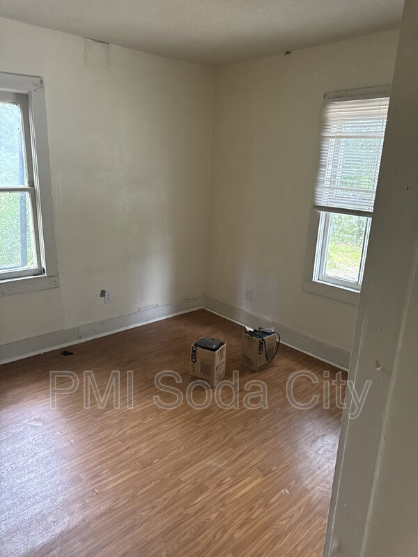 Building Photo - 211 E Brooks St