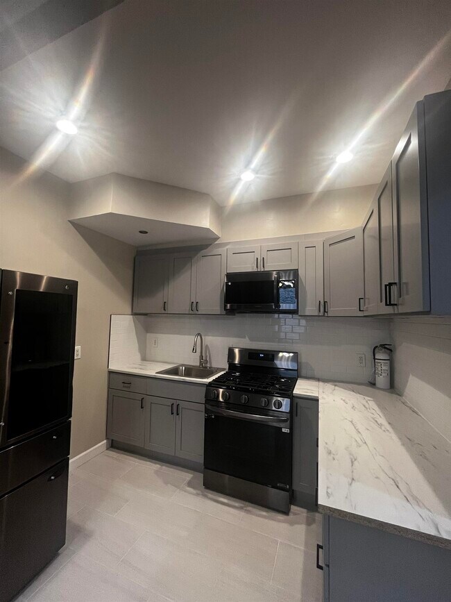 Building Photo - 633 37th St