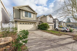 Building Photo - 3 bedroom 2.5 Bath with Fenced Back Yard - Pet Friendly