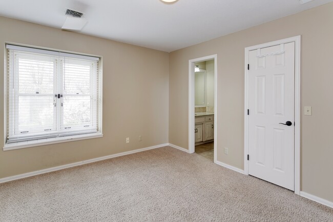 Building Photo - Executive Rental in Lakepoint!