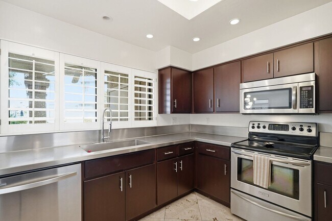 Building Photo - Charming 2-Bedroom Casita