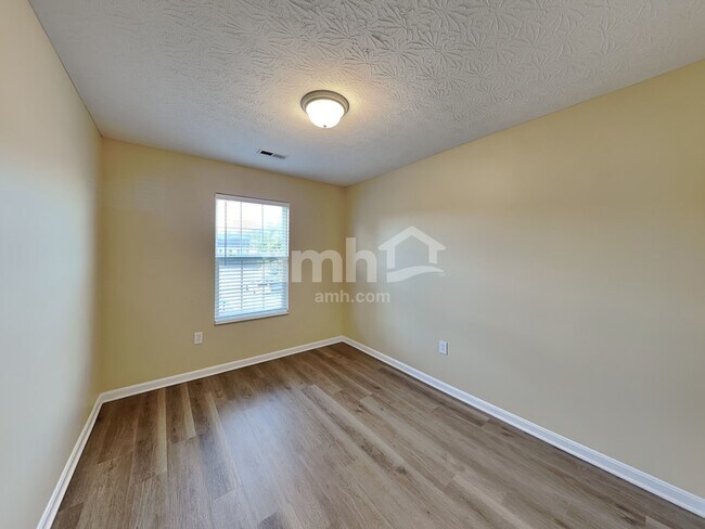 Building Photo - 5 S Ridge Dr