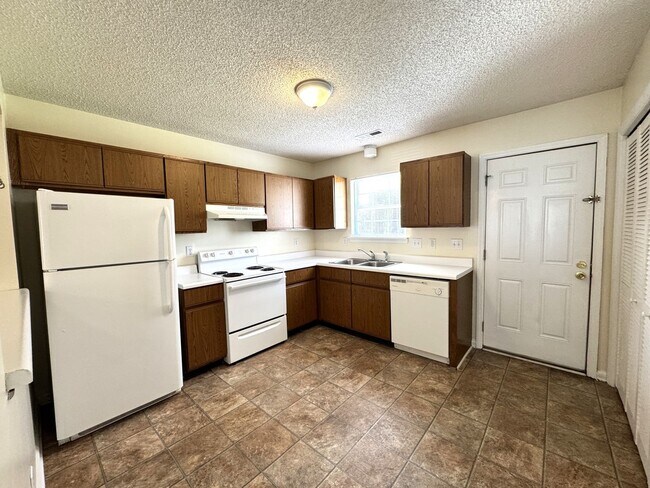 Building Photo - Adorable Duplex- Fenced Yard!