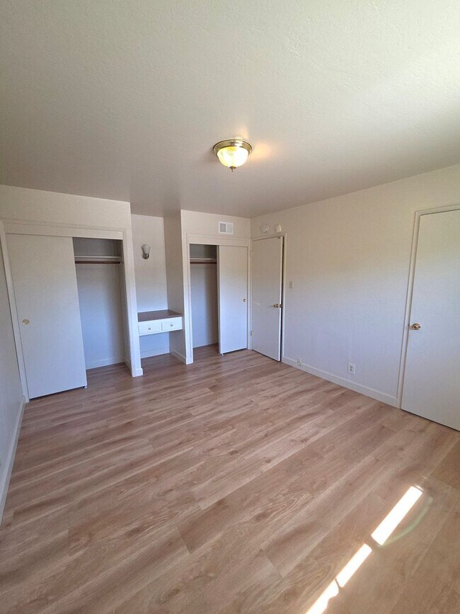 Building Photo - Beautiful 3 bedroom, 2 bath home available now