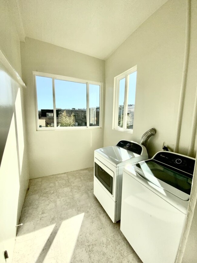 Building Photo - Full Floor Flat. PARKING! IN-UNIT LAUNDRY!...