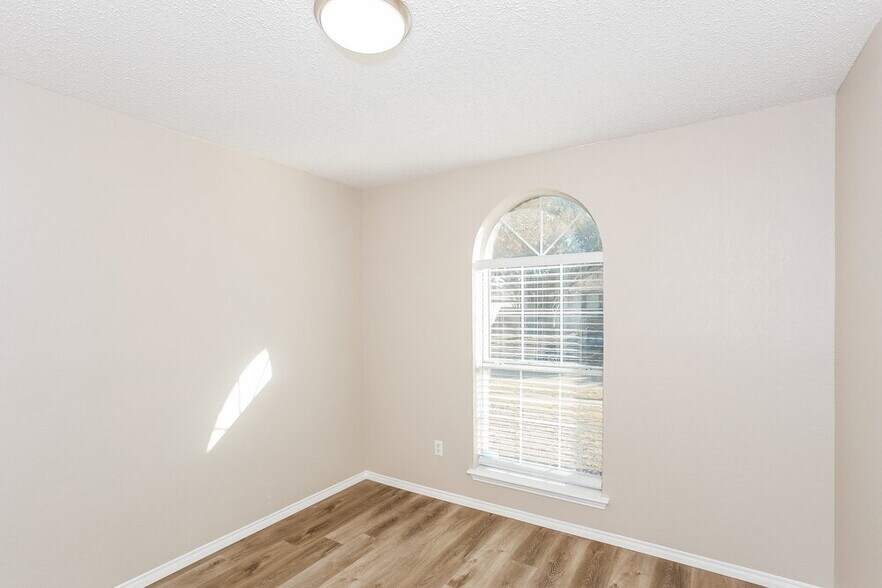 Building Photo - 1041 Glencrest Dr