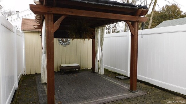 Building Photo - 10 S Nauraushaun Rd