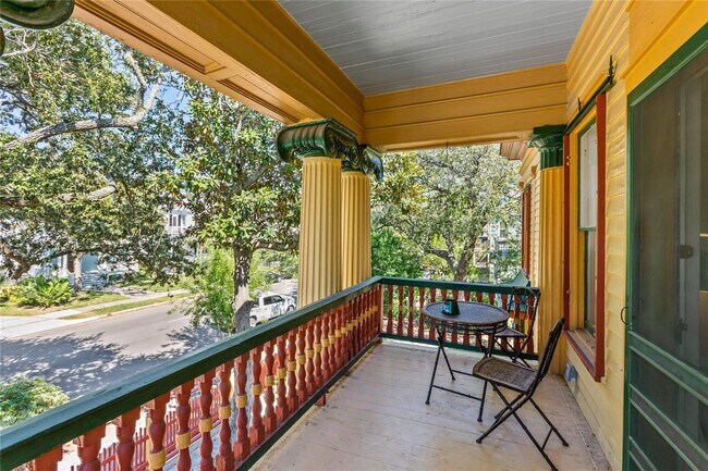 Building Photo - 2927 Bernardo De Galvez Ave