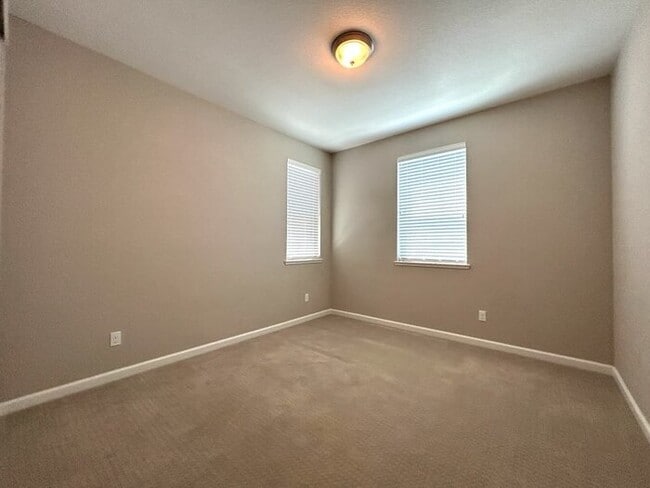 Building Photo - Beautiful 3 Bedroom 2.5 Bathroom in Gated ...