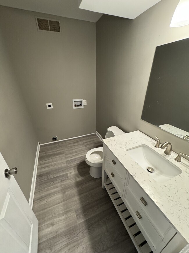 Building Photo - 113 Aqua Ct