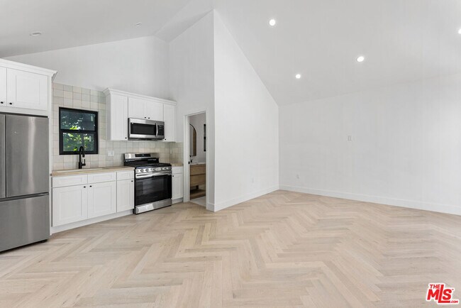 Building Photo - 8916 Ashcroft Ave