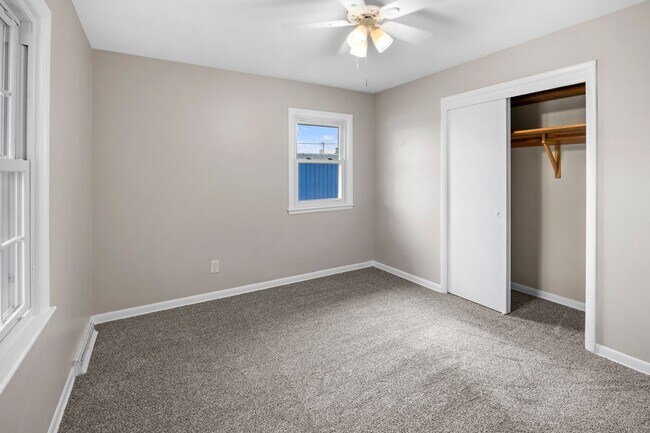 Building Photo - 3 Bedroom 2 Bath 2 Stall Garage Urbandale