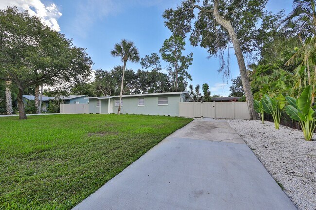 Building Photo - 14160 Victoria Rd