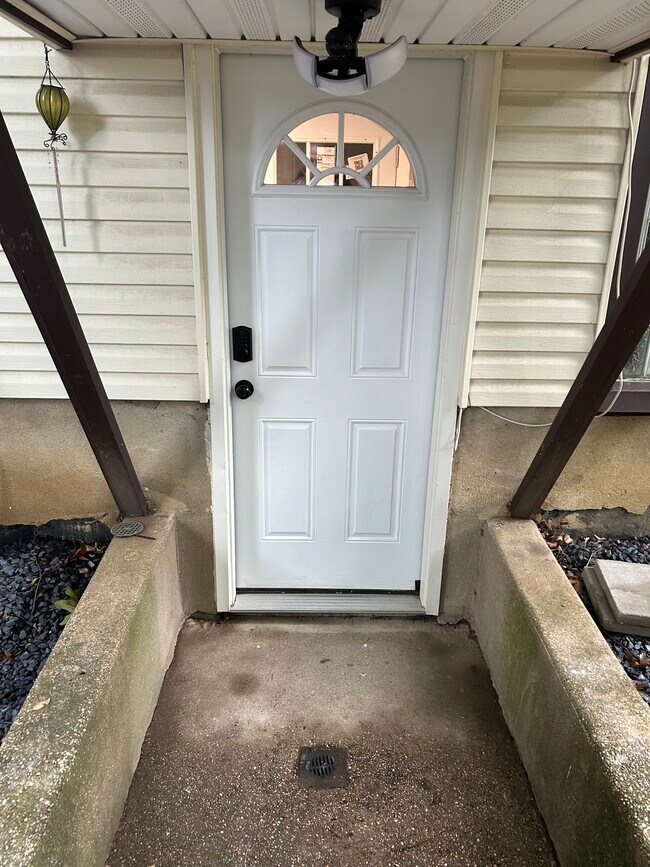 Building Photo - 619 N Harvard Ave