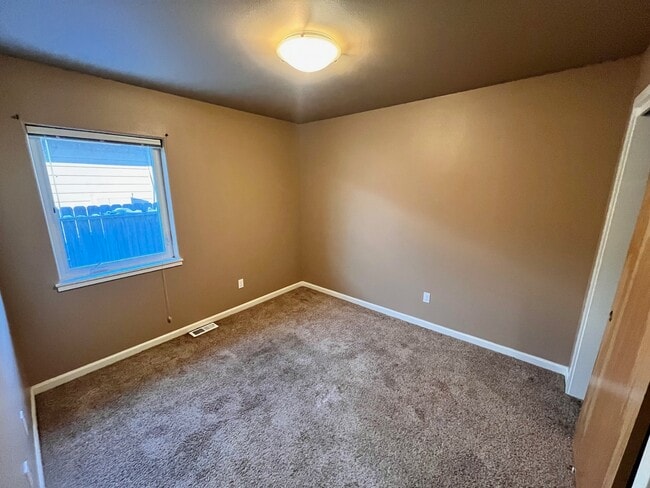 Building Photo - 3905 Thompson Ave