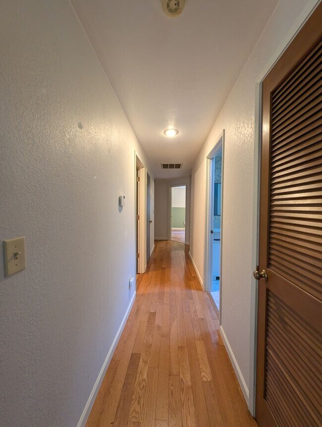 Building Photo - Tracyton Stunner! Available Now! 1/3 Acre FULLY Fenced.