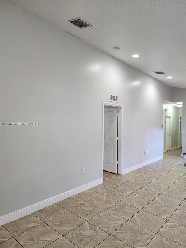 Building Photo - 1231 NE 32nd Ave