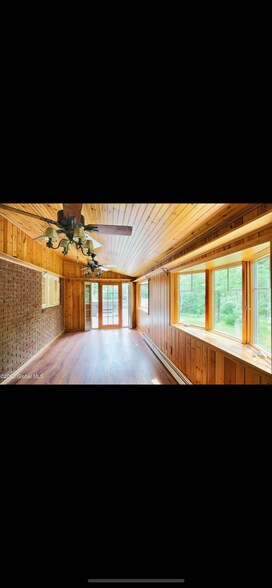 Building Photo - 365 Closson Rd