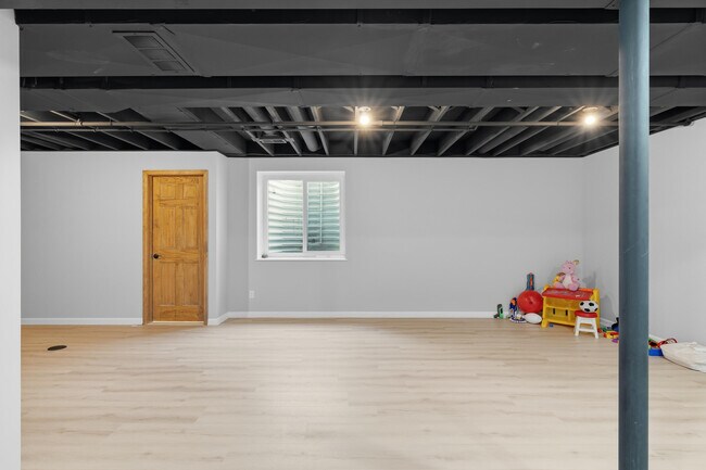 Building Photo - 15185 Hanover Ave
