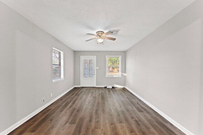 Building Photo - 3034 Akard St