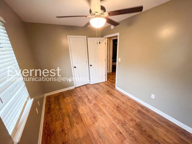 Building Photo - 3 Bed, 2 Bath Home with Garage / Pet-Friendly / Vouchers Accepted / Available Now!