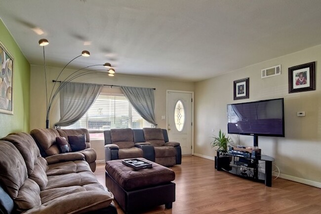 Building Photo - Beautifully remodeled 3-bedroom 2 bath hom...