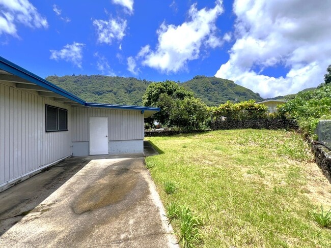 Building Photo - Peaceful Manoa - Spacious three bedroom, o...