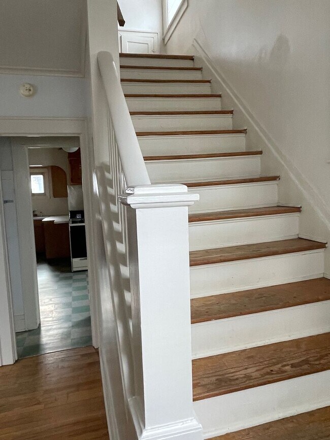 Building Photo - 2 Bed, 1 Bath- Single Family For Rent in t...