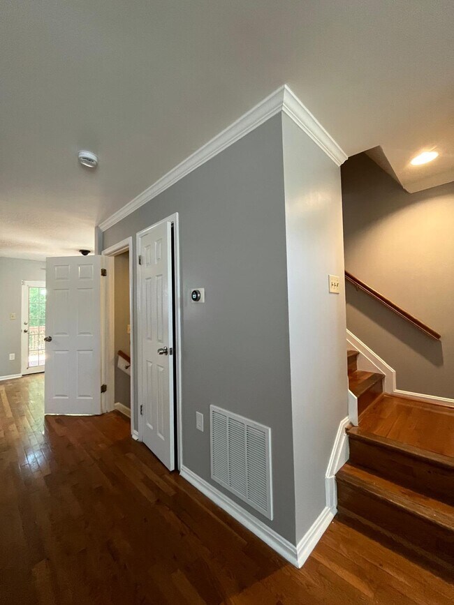 Building Photo - 4674 Mews Dr