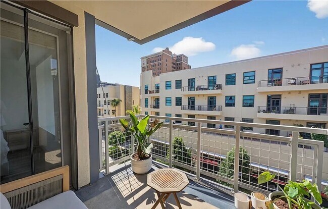 Building Photo - **150 The Promenade N #415 Long Beach** Upstairs Spacious 2 bedroom 2 bath !!2 weeks free OAC!!