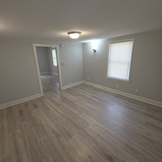 Building Photo - Cozy 3 bedrooms and 1 bath home located on S Pleasant St in Independence, MO
