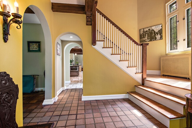 Building Photo - 2023-2027 W 108th Pl