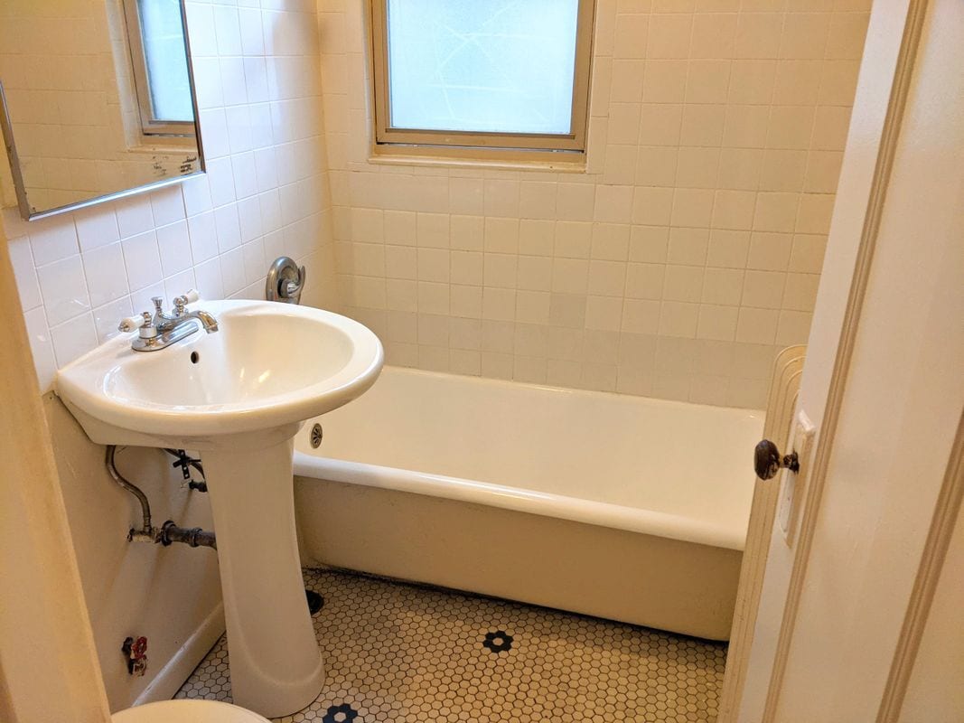 Building Photo - 517 W Brompton Ave