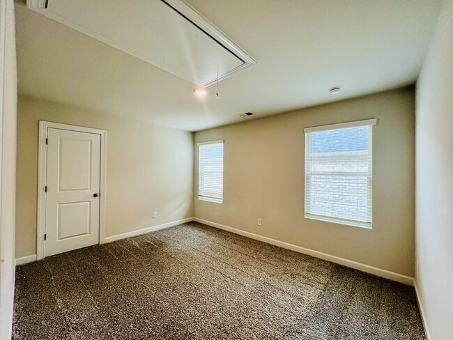 Building Photo - 3011 Lisburn St