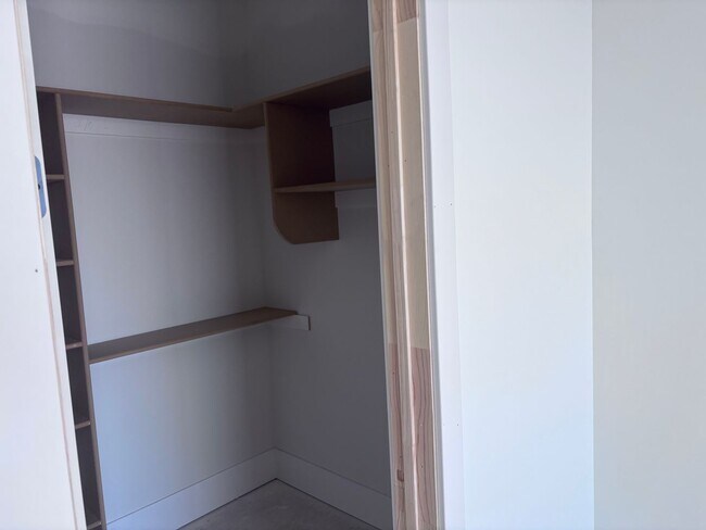 Building Photo - Beautiful 2 story with 6 bedrooms and swimming pool