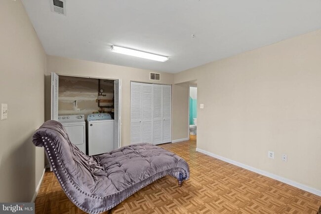 Building Photo - 8833 Hawthorne Ct